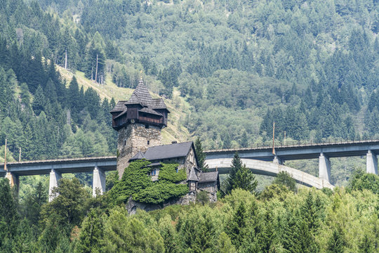 Burg Falkenstein vor der Falkensteinbrücke in Kärnten Österreich