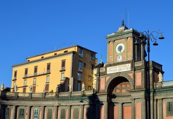 Fototapeta na wymiar Platz in Neapels Altstadt