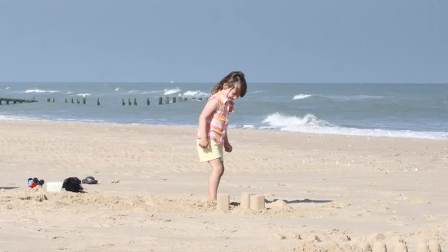 enfant &eacute;crasant les chateaux de sable 