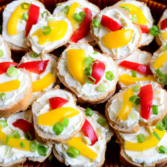 Baguette mit Frischkäse und Paprika-Canapes