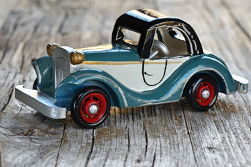 Fototapeta na wymiar auto epoca modellino in legno