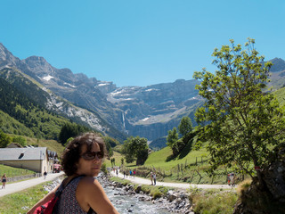Naklejka premium woman hiker and cirque de Gavarnie