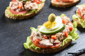 sandwich with tuna and tomato