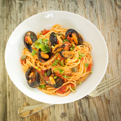 Spaghetti con cozze e sugo