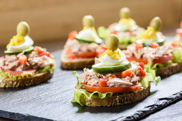 sandwich with tuna and tomato