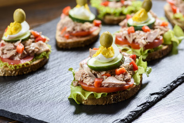 sandwich with tuna and tomato