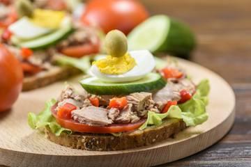 sandwich with tuna and tomato