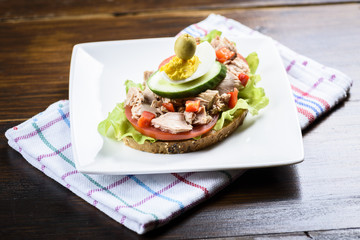 sandwich with tuna and tomato