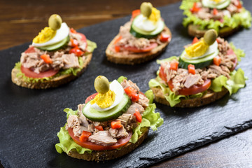 sandwich with tuna and tomato