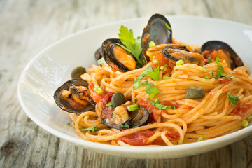 Spaghetti con cozze e sugo