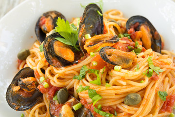 Spaghetti con cozze e sugo