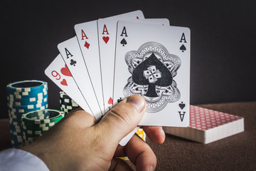 Pokerkarten in der Hand