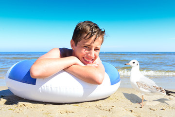 Junge und Möwe am Ostseestrand Usedom Ückeritz