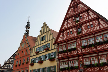 Fototapeta premium Tradycyjna architektura na starym mieście Dinkelsbuhl o zachodzie słońca. Jest to jedno z najlepiej zachowanych średniowiecznych miast w Europie, część słynnego Szlaku Romantycznego.