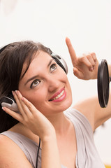 Naklejka premium beautiful young girl singing in music studio