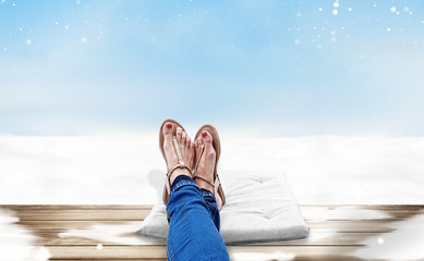 lange Beine mit Sandaletten an den F&uuml;ssen