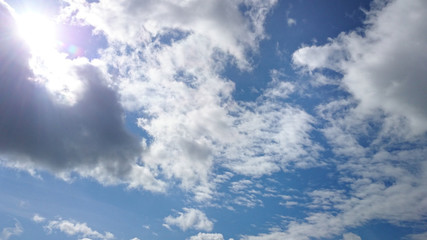 Sonnenstrahlen verdrängen dunkle Wolken