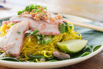 Egg noodles served dry on green banana reaf