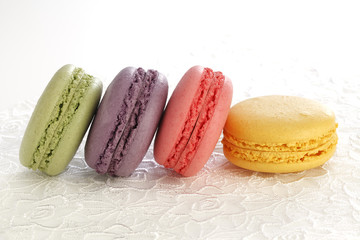 レースの上のカラフルなマカロン 