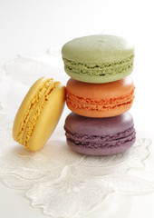 レースの上のカラフルなマカロン 