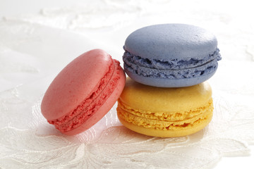 レースの上のカラフルなマカロン 