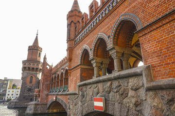 Fototapeta premium The amazing Oberbaum Bridge over River Spree in Berlin