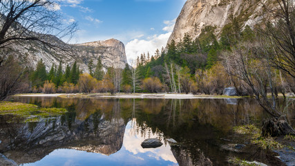 Fototapeta na wymiar Yosemite Mirror Lake