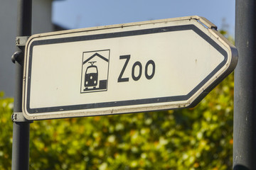 Direction sign to Bahnhof Zoo Train station