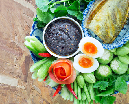Fried chili paste, eaten with vegetables and fried fish, (thai l