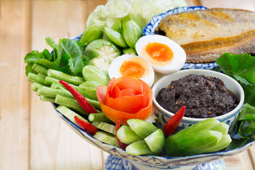 Fried chili paste, eaten with vegetables and fried fish, (thai l