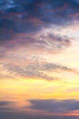 Obraz premium streszczenie kolorowe niebo z chmurami wieczorem