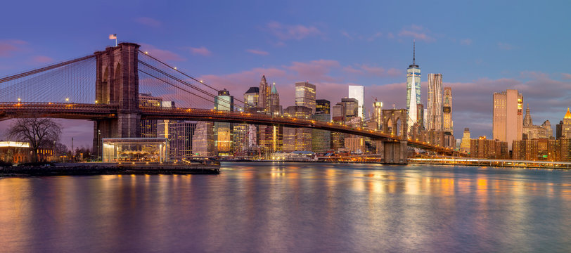 Panorama of Brooklyn Bridge and Manhattan skyscrapers at sunrise © Taiga