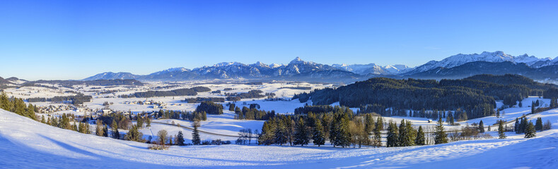 Blick ins winterliche Ostallgäu und auf die Alpenkette