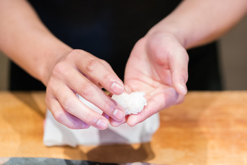 Obraz na płótnie Canvas Close up hand of Japanese chef making sushi 