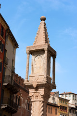 Obraz premium Column with shrine (1401) with the Patron San Zeno in Piazza delle Erbe, Verona, Veneto, Italy