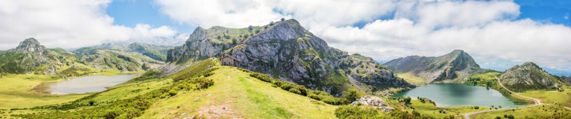 Obraz premium Lago de Enol und Lago de la Ercina Bergsee im Parque Nacional de los Picos de Europa (Picos d’Europa) Asturies (Asturien, Asturias) Spanien (España)