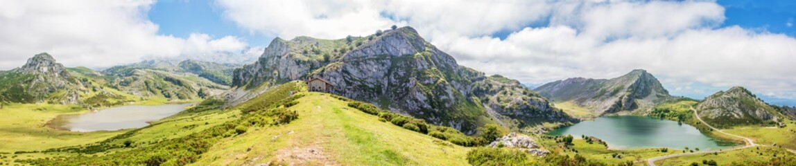 Lago de Enol  und Lago de la Ercina Bergsee im Parque Nacional de los Picos de Europa (Picos d’Europa) Asturies (Asturien, Asturias) Spanien (España)