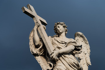 Angel portando la Cruz III