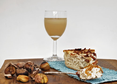 Neuer Wein Zwiebelkuchen und Kastanien