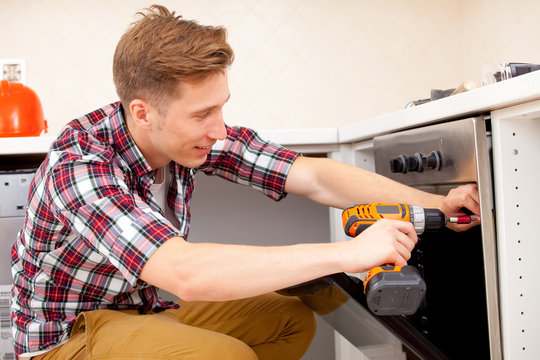 worker installs a electric cooker
