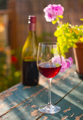 Weingenuss auf Terrasse, Herbstlicht