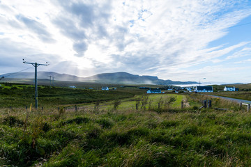 Grüne Landschaft mit Sonnenstrahlen, Skye, Schottland