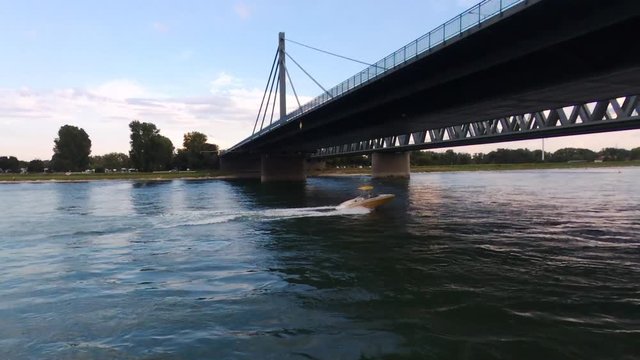 Bootsfahrt unter der Rheinbrücke