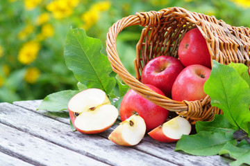 Apples, Apfel, Äpfel, Korb mit Äpfeln, Apfelernte, Ernte, aufgeschnitten, Blätter, Textraum,...