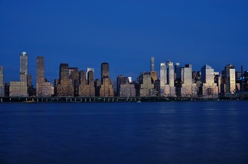 Obraz premium The Manhattan, New York skyline seen at night from Edgewater, New Jersey