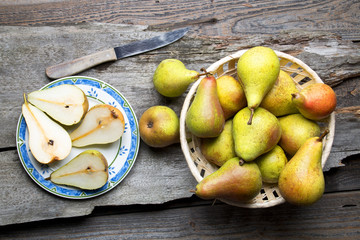Świeże wiejskie gruszki na drewnianym tle