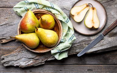 Świeże wiejskie gruszki na drewnianym tle