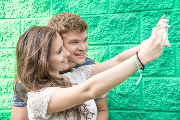 Risultati immagini per coppia che si fa un selfie