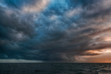 Rain clouds forming over ocean - obrazy, fototapety, plakaty