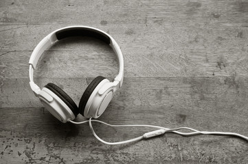 Casque audio blanc sur table en vieux bois